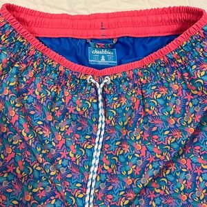 Chubbies men’s lined classic swim trunks, blue floral, size large